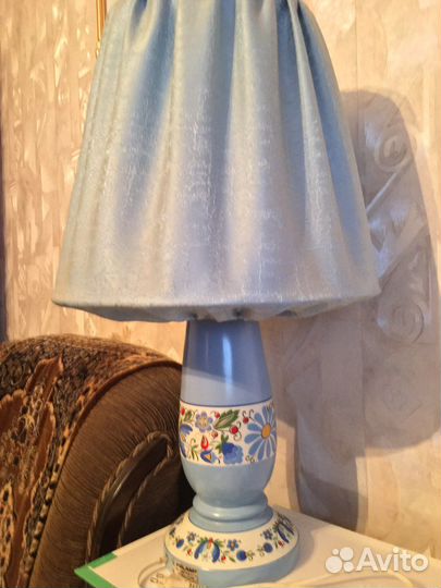 Светильник с абажуром и картины