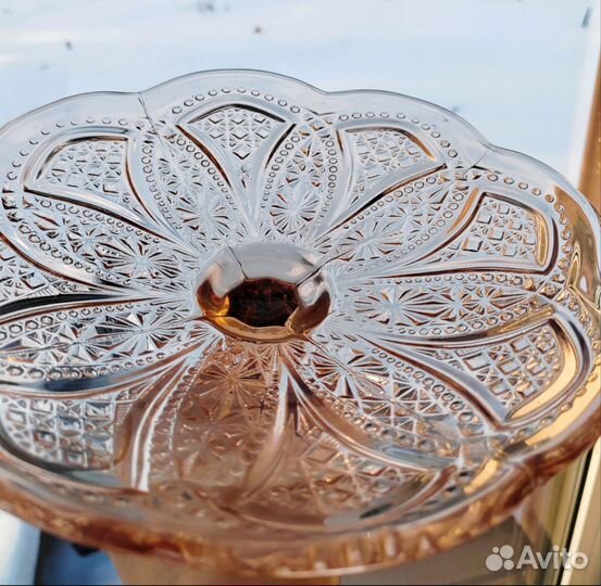 Ваза для фруктов, конфет на ножке цветное стекло