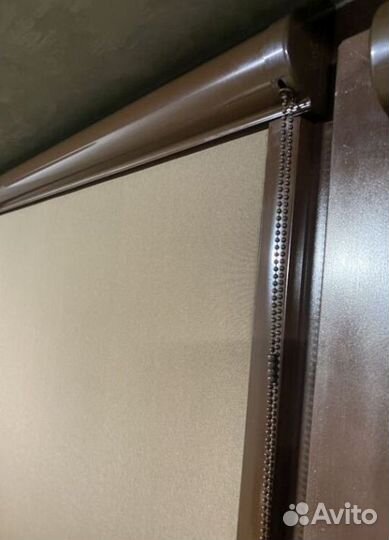 Рулонные шторы в коричневом коробе РКК-2366