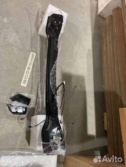 Задняя дверь и фары на Porsche Macan