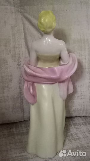 Фарфоровая статуэтка