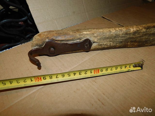 Старинное коромысла с кованными крюками ри