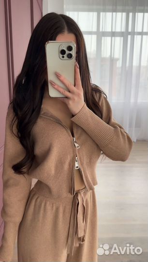 Трикотажный костюм бежевый