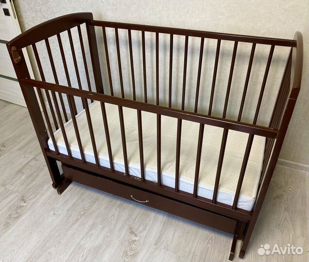 Детская кроватка с маятником