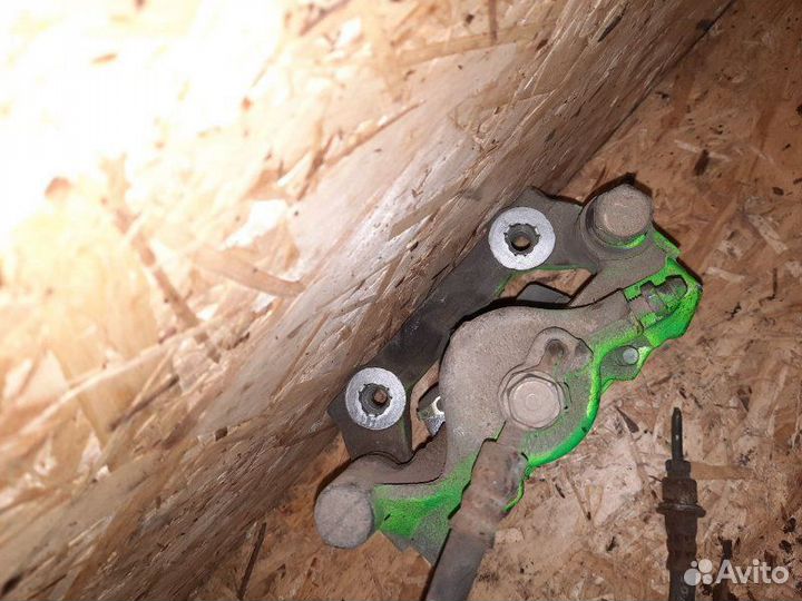 Суппорт задний правый Toyota Mark X GRX121 3GR-FSE