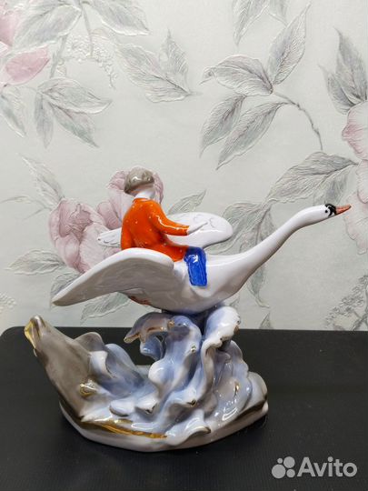 Фарфоровая статуэтка 