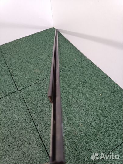 Накладка стекла перед лев двери наруж VW Passat B7