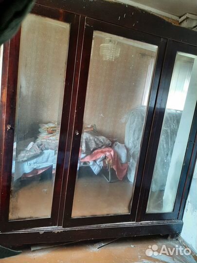 Шкаф платяной старинный