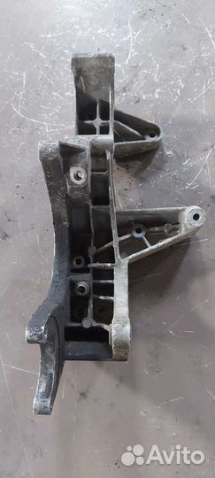 Кронштейн генератора на Volkswagen Phaeton