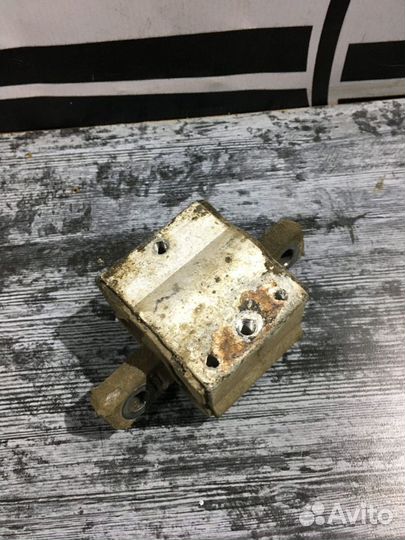 Опора АКПП Mercedes-Benz S-class W220