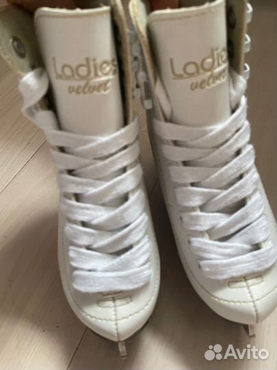 Коньки фигурные 28 и 36 размер