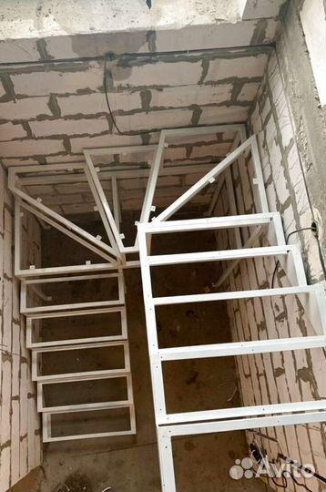 Облицовка лестничного металлокаркаса деревом