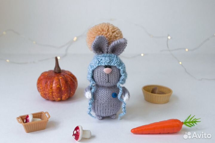 Вязаный заяц с морковкой