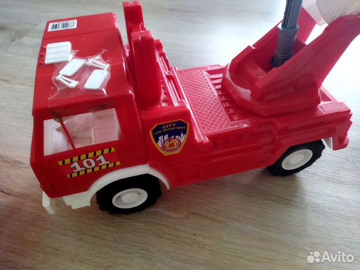 Машина пожарная с каской игрушка