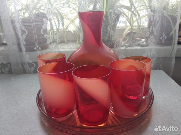 Кувшин со стаканами на подносе