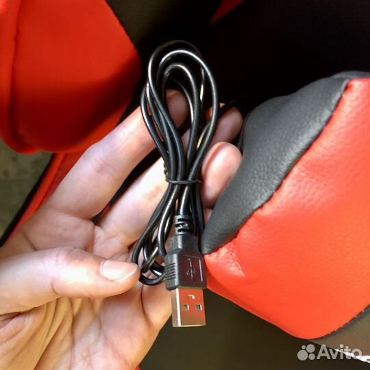 Компьютерное кресло геймерское с подножкой