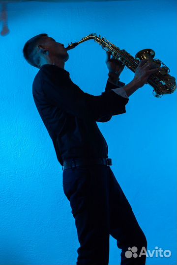 Саксофонист на праздник