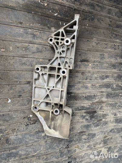 Кронштейн генераторa Skoda Octavia A4