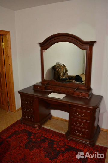 Туалетный столик с зеркалом