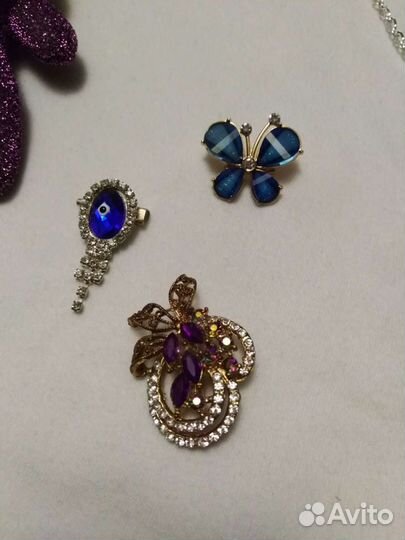 Брелок, брош