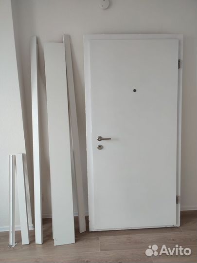 Дверь белая входная от застройщика пик
