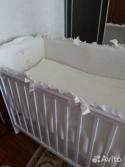Бортики в детскую кроватку с одеялом и постельным