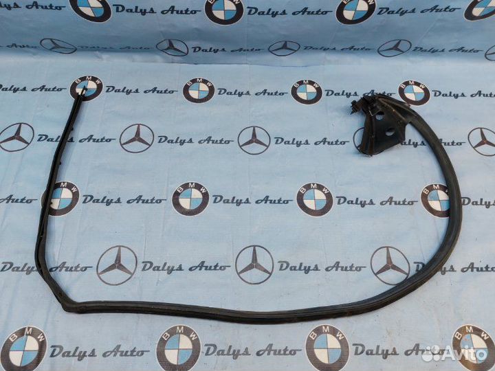 Уплотнитель двери задний левый Mercedes-Benz