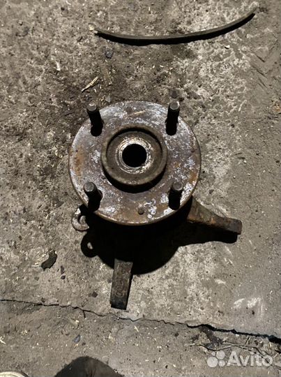 Поворотный кулак Hyundai Elantra J1