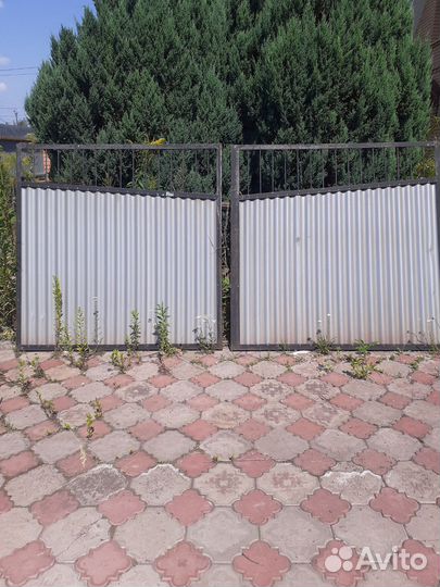 Дворовые железные ворота