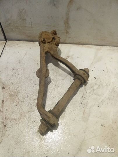 Рычаг передний правый верхний Chevrolet Niva 21236