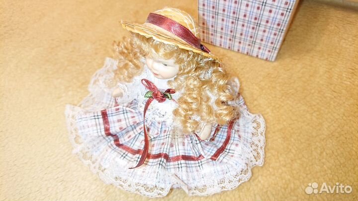 Кукла фарфоровая