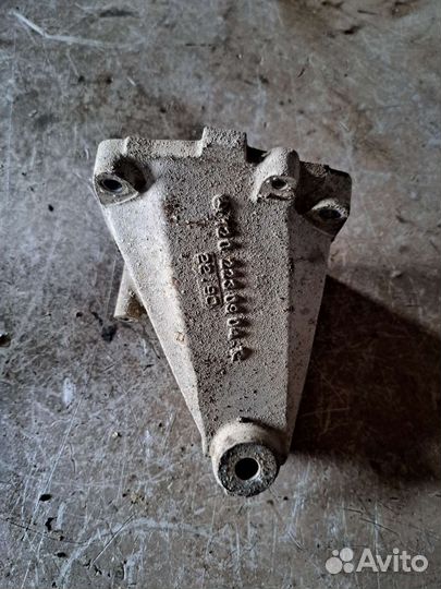 Кронштейн двигателя Mercedes W140