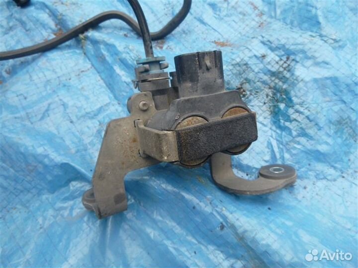 Клапан пневмоподвески передний левый Toyota