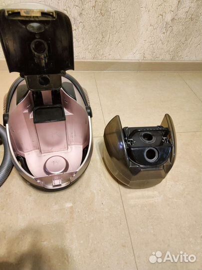 Пылесос Vitek с аквафильтром