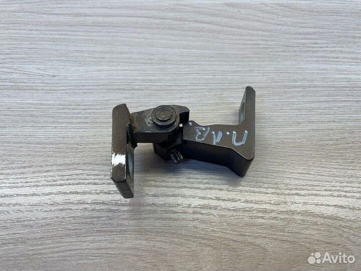 Петля двери передняя левая Skoda Rapid