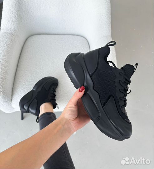 Кроссовки женские