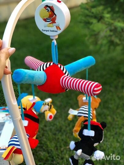 Музыкальный мобиль на кроватку