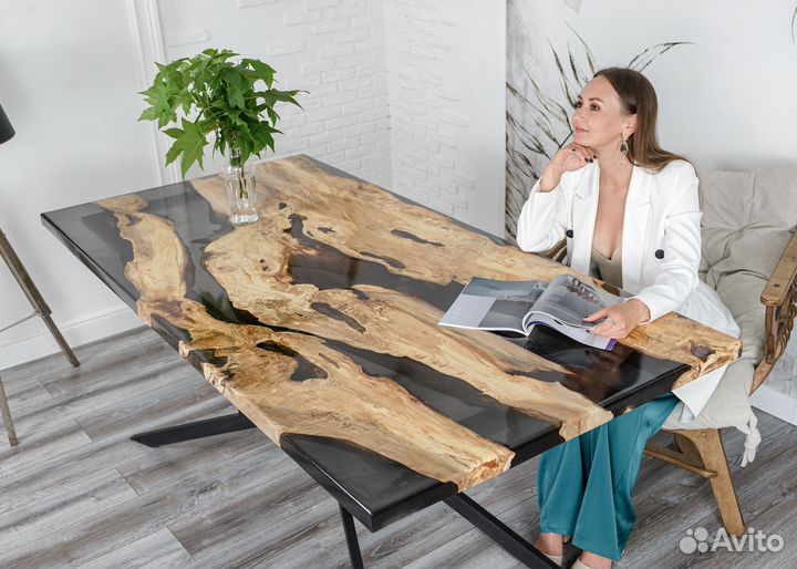 Стол из слэба благородной породы дерева и смолы