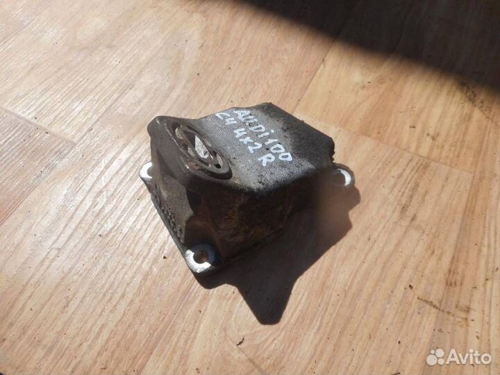 Кронштейн кпп левый Audi 100 C4 1991-1994