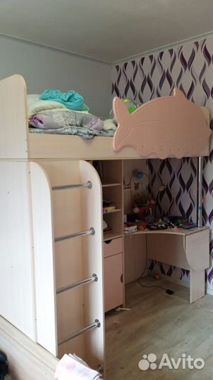 Детский уголок с кроватью и столом