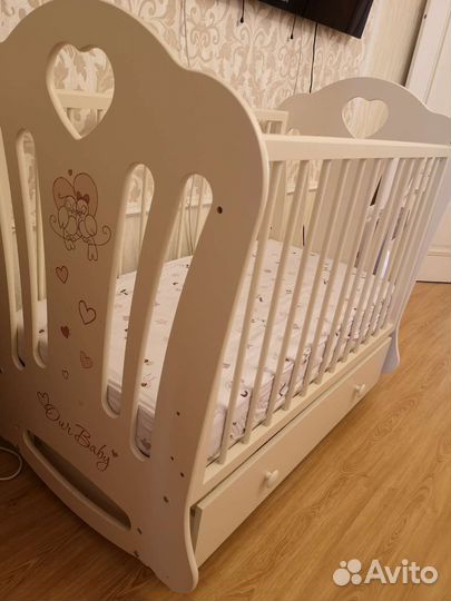 Детская кроватка с маятником и ящиком