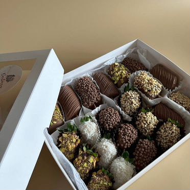 Клубника и бананы в шоколаде с фисташкой