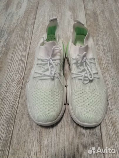 Новые кроссовки, р. 39