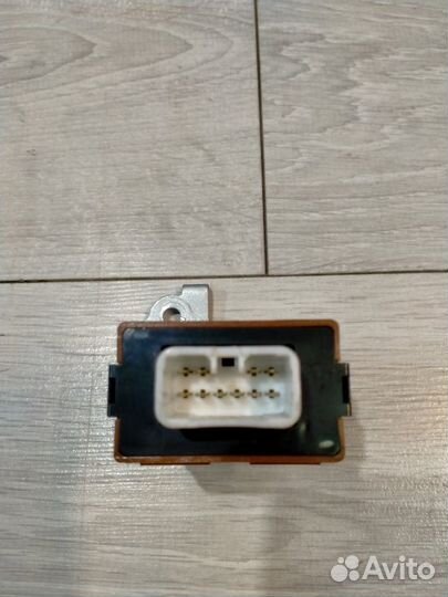 Блок управления стеклоочистителей Toyota Mark Ii