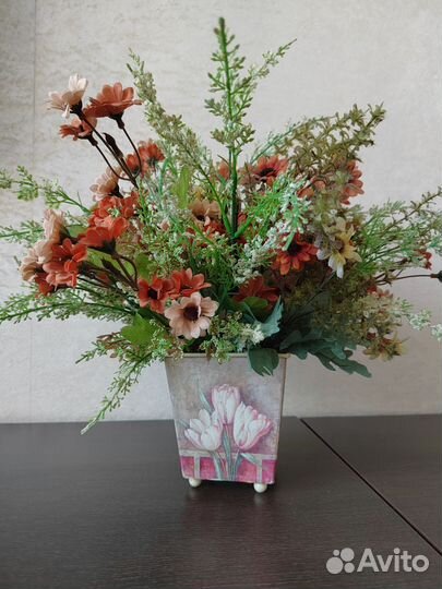 Композиция из искусственных цветов