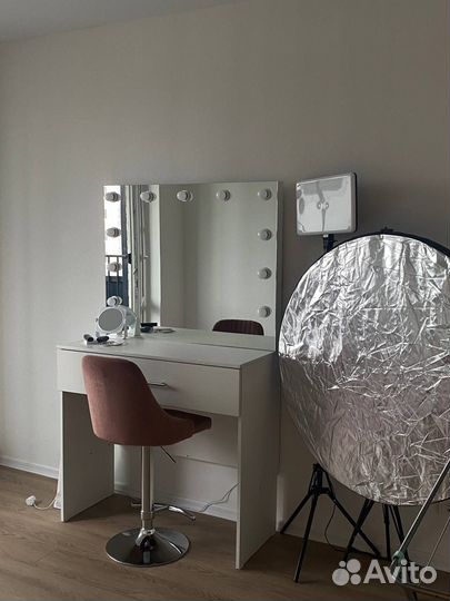 Стол визажиста