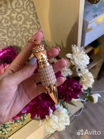 Красная помада в оригинальной упаковке