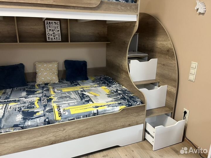 Двухъярусная кровать три спальных места