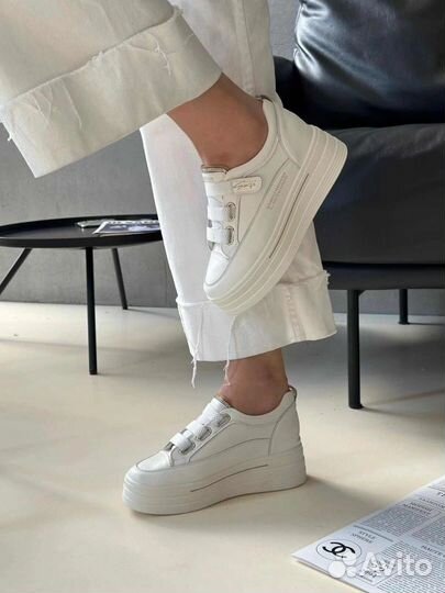 Кроссовки женские