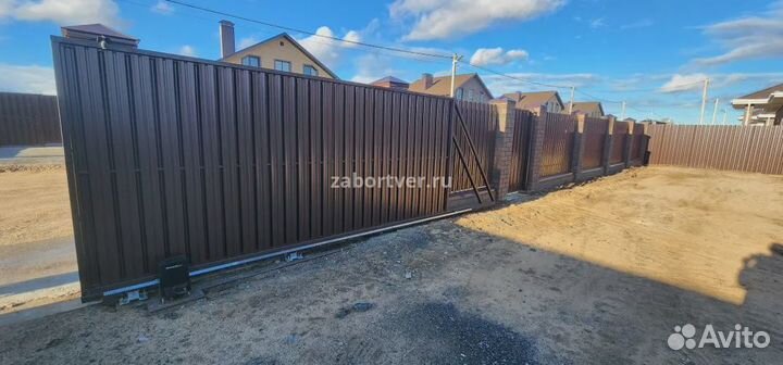 Забор с кирпичными столбами и евроштакетником